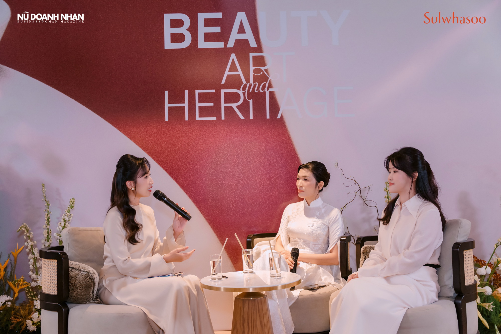 Session chiều mở đầu với phần chia sẻ của NTK Anna Hạnh Lê cùng Ms. Hằng Nguyễn