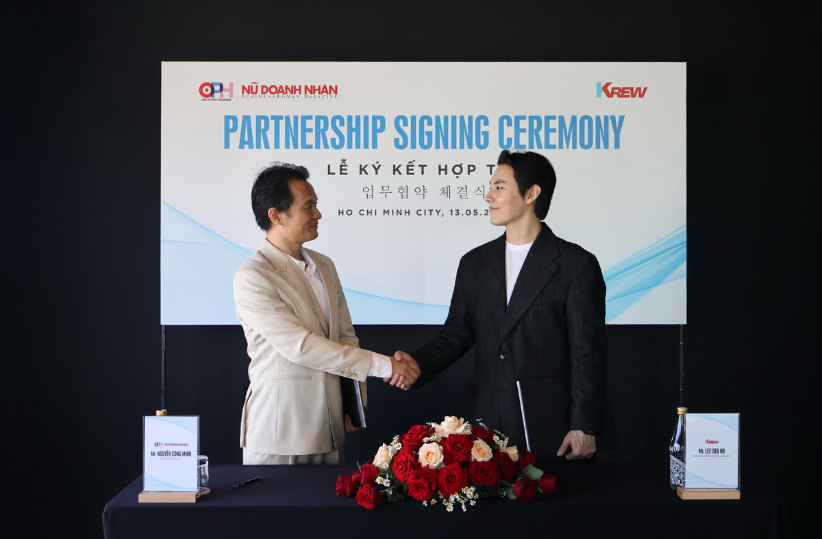 Mr. Nguyễn Công Minh, Tổng giám đốc One Pacific Holdings và Mr. Lee Seo Ho, Global Expansion Leader của K-CREW ký biên bản ghi nhớ hợp tác.