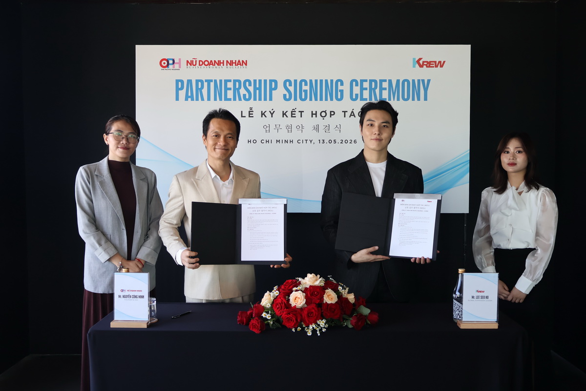 Mr. Nguyễn Công Minh, Tổng giám đốc One Pacific Holdings và Mr. Lee Seo Ho, Global Expansion Leader của K-CREW ký biên bản ghi nhớ hợp tác.