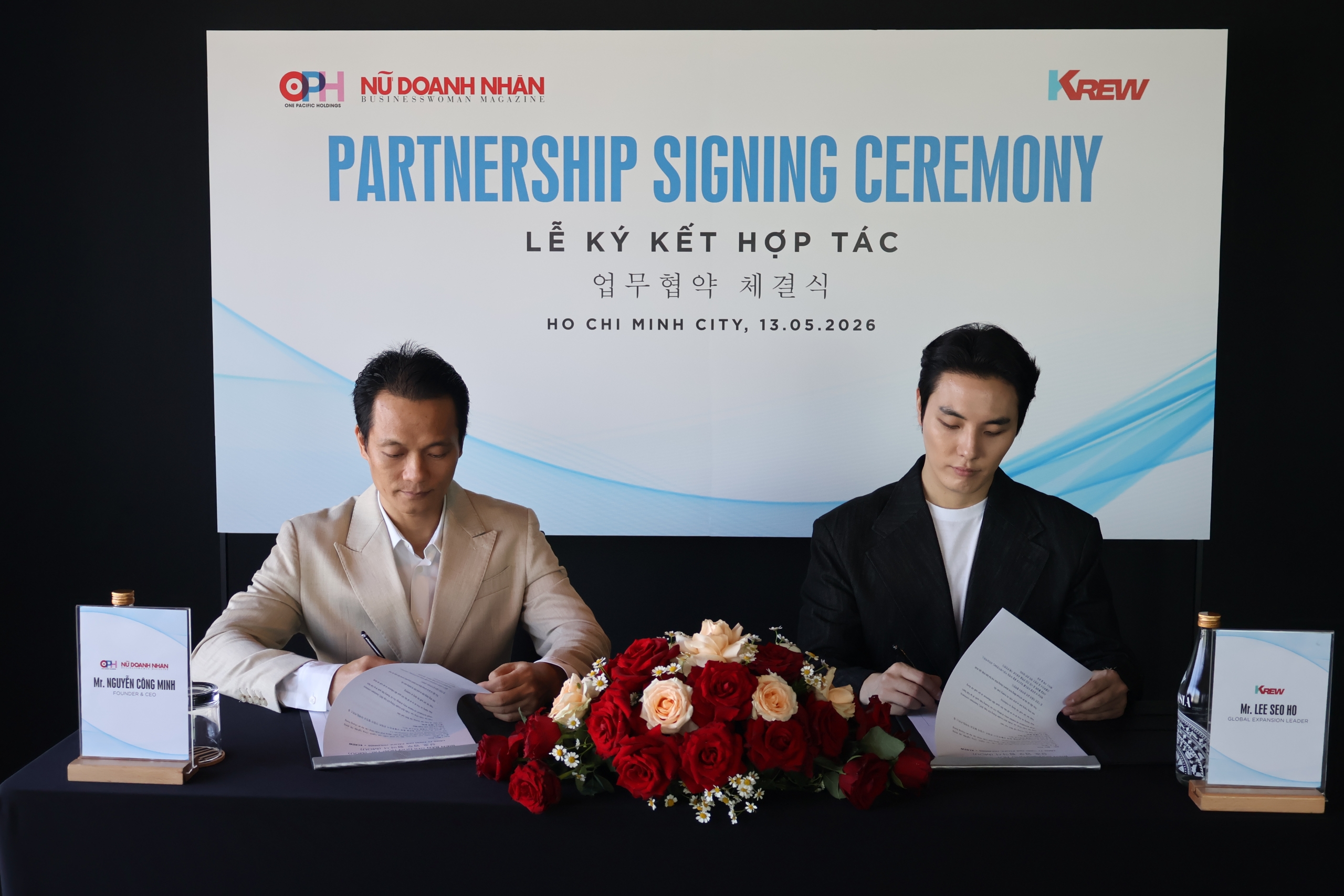Mr. Nguyễn Công Minh, Tổng giám đốc One Pacific Holdings và Mr. Lee Seo Ho, Global Expansion Leader của K-CREW ký biên bản ghi nhớ hợp tác