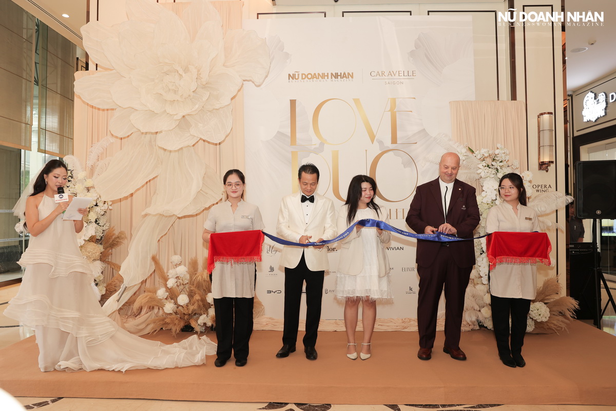 Nguyễn Công Minh, Founder & CEO Tạp chí NỮ DOANH NHÂN và ông Erwin R. Popov, Tổng quản lý Khách sạn Caravelle Saigon cắt băng khai mạc, chính thức mở ra không gian trải nghiệm của Love Duo