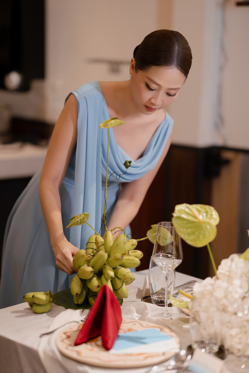 Khoảnh khắc dí dỏm mở màn bữa tiệc: Liêu Hà Trinh tinh nghịch biến nải chuối xanh thành "bình hoa" độc lạ.