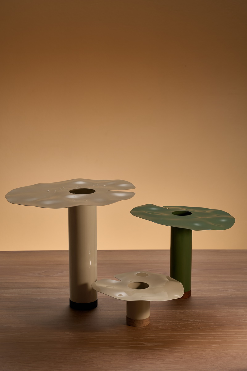 Hạ Liên Vase lấy cảm hứng từ sen Đồng Tháp, giản lược hình ảnh lá sen thành những bề mặt mềm, bất đối xứng thay vì mô phỏng trực tiếp hình dáng của loài hoa.