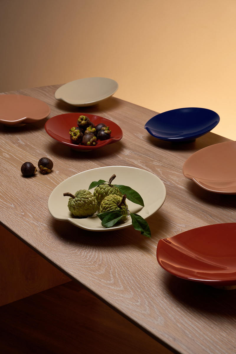 Đao Tray lấy cảm hứng từ đường cong mái đao trong kiến trúc truyền thống Việt Nam, được giản lược thành đường nét mềm ở mép khay với nhiều sắc màu khác nhau.