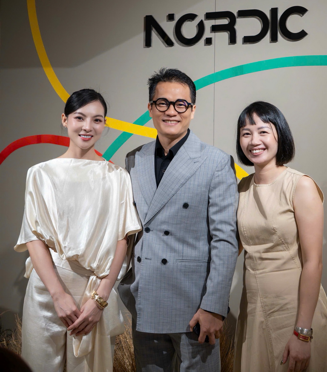 Ông Nguyễn Công Minh (giữa) – Founder & CEO Tạp chí NỮ DOANH NHÂN và Bà Nguyễn Phương Chi (phải), Founder của NORDIC tại buổi giới thiệu BST MIỀN tại TP.HCM.