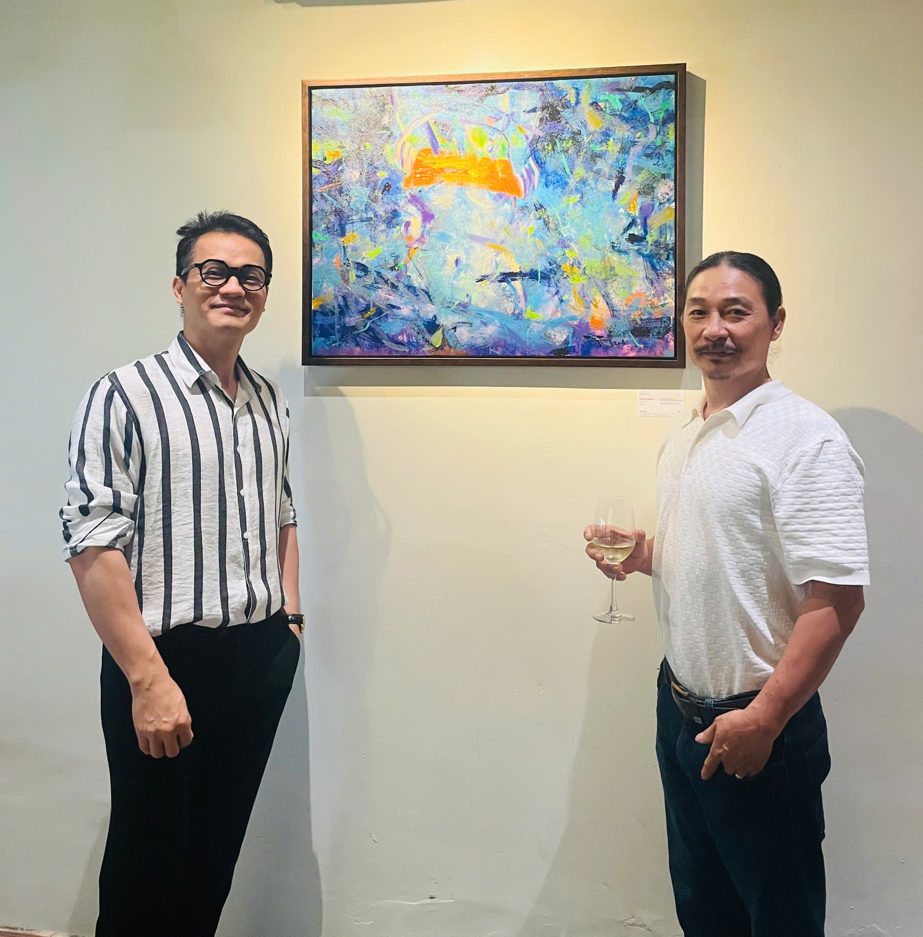 Mr. Nguyễn Công Minh (left), Founder & CEO of BusinessWoman Magazine, and artist Trương Vũ Trung alongside his artwork “Letting Go.”