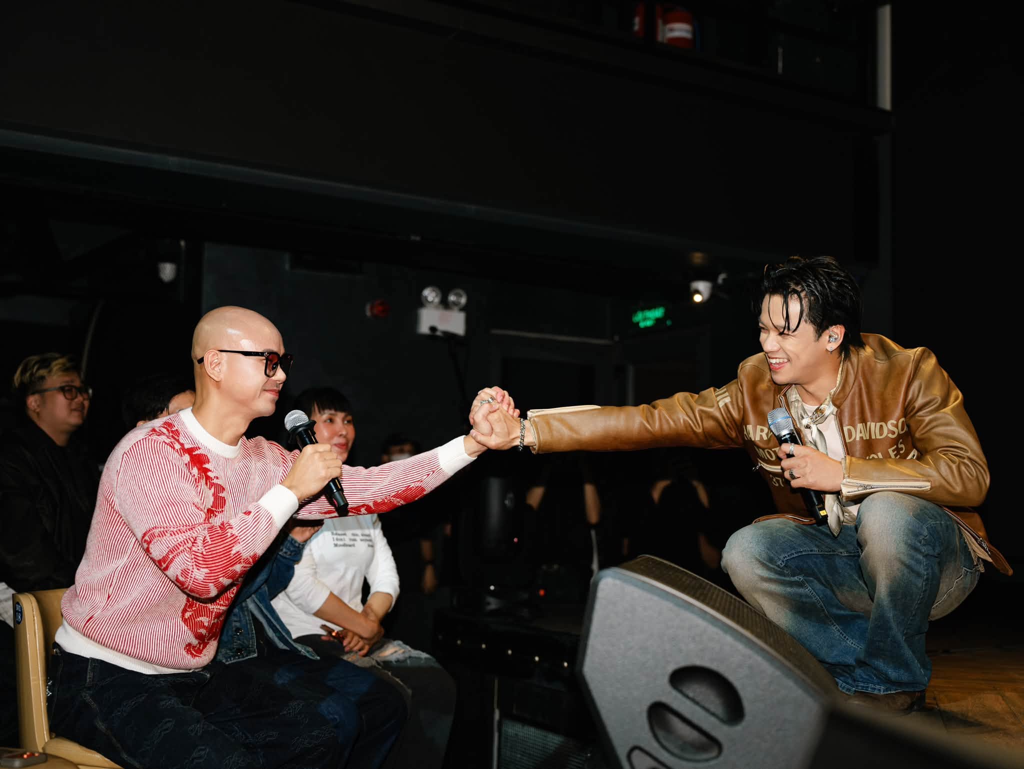 Ca sĩ Phan Đình Tùng tại buổi Listening Party & The 1st Live Performance.