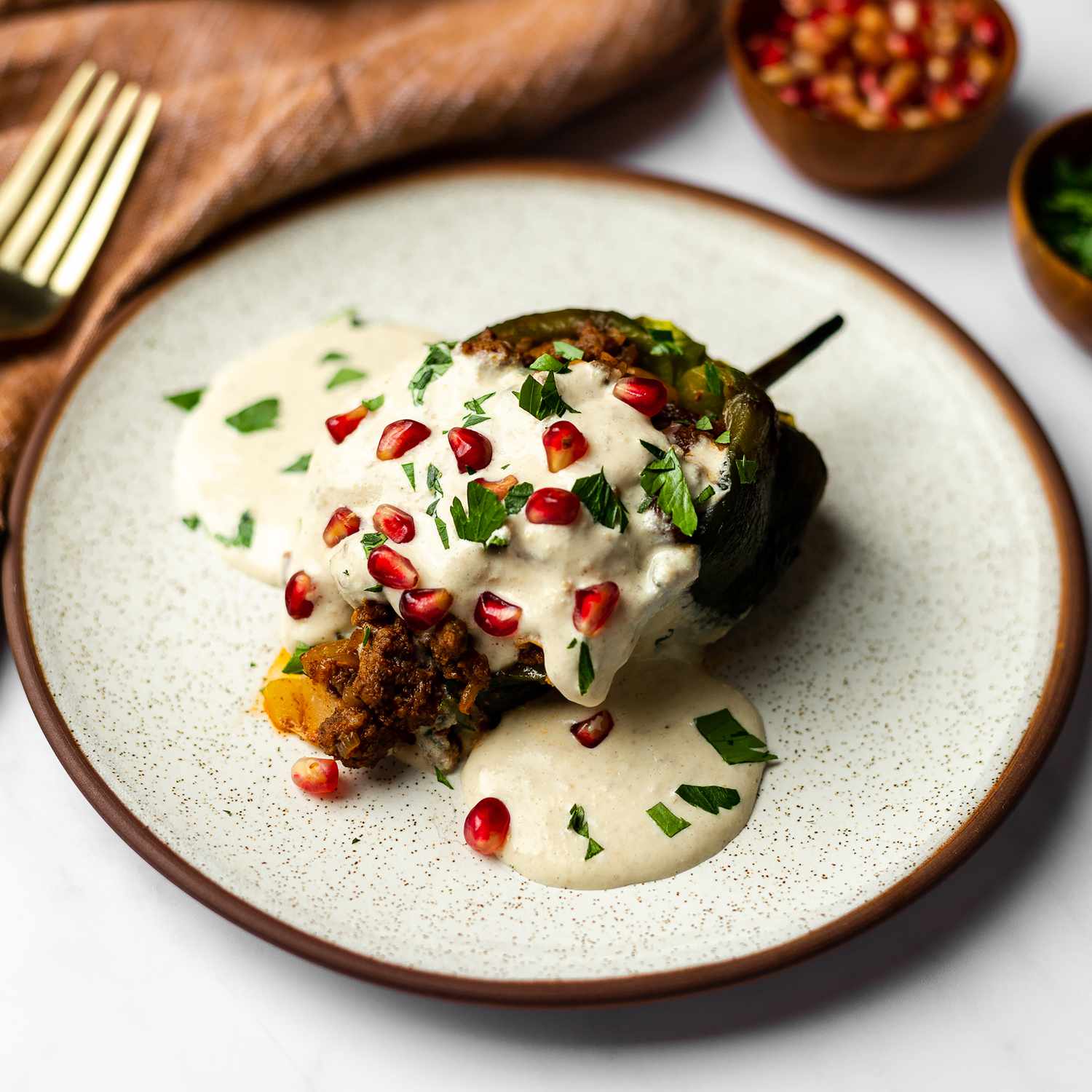 Ớt Poblano nhồi sốt óc chó & lựu