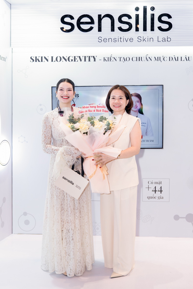 Bà Biện Thị Thanh Thảo – Tổng Giám đốc Việt Nữ Trading chụp ảnh lưu niệm cùng Bác sĩ CKI. Văn Thị Bích Trâm 